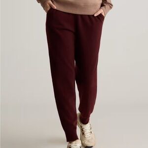 Quince Mongolian cashmere sweatpants in rich burgundy size L